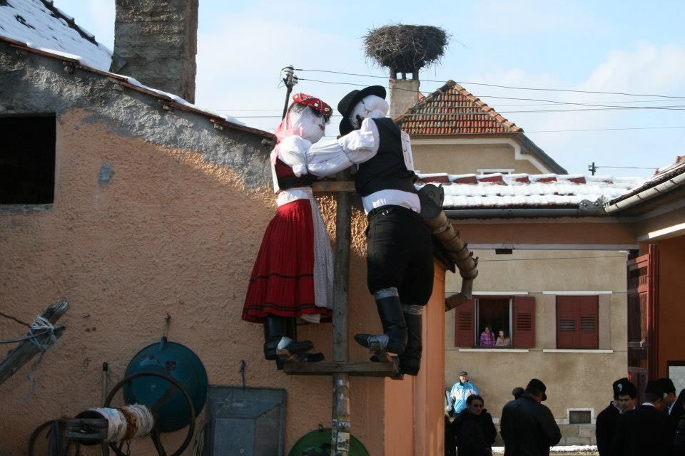 Carnaval tradițional, vechi de sute de ani, astăzi, la Apața (FOTO)