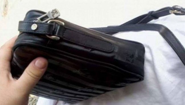 Poliţiştii locali i-au returnat borseta pierdută