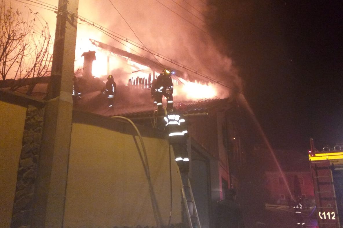 Casă din Săcele, cuprinsă de flăcări