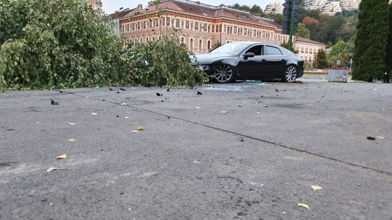 FOTOGALERIE Un șofer băut a intrat cu mașina în copac, în centrul Brașovului