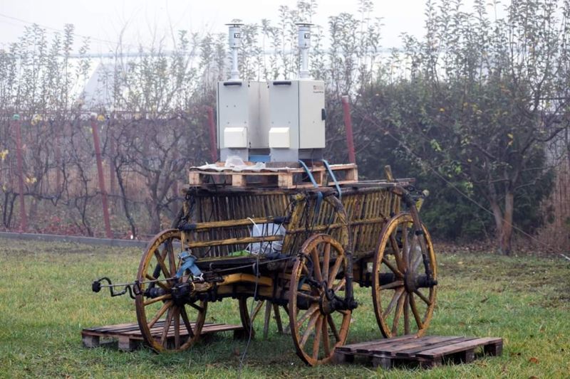 Stație de măsurat calitatea aerului montată pe o...căruță