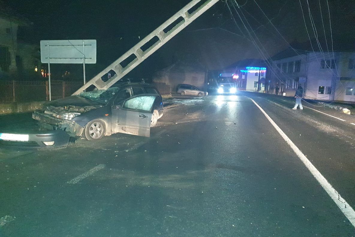 A intrat cu maşina în stâlp, pe DN1