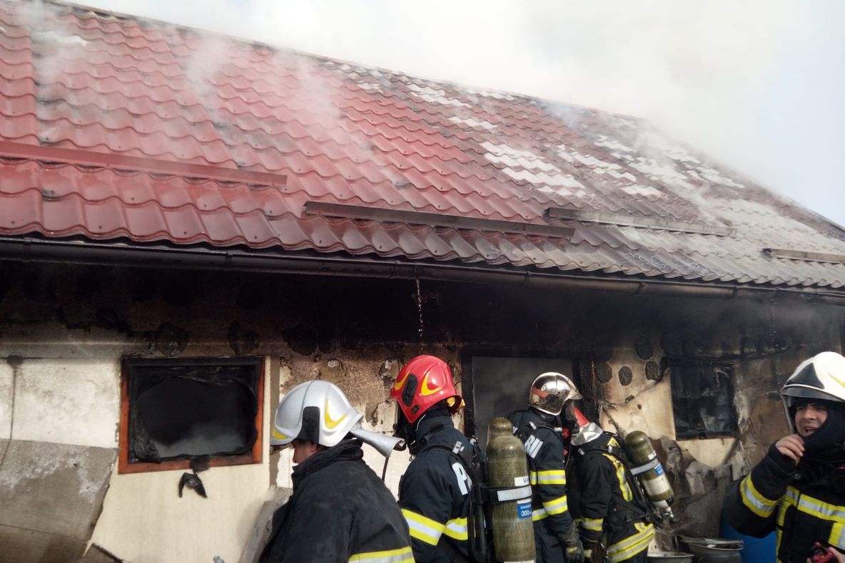 FOTO Casă în flăcări, la Prejmer
