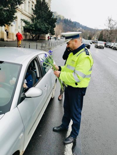 Polițiștii brașoveni au împărțit flori femeilor (FOTO)
