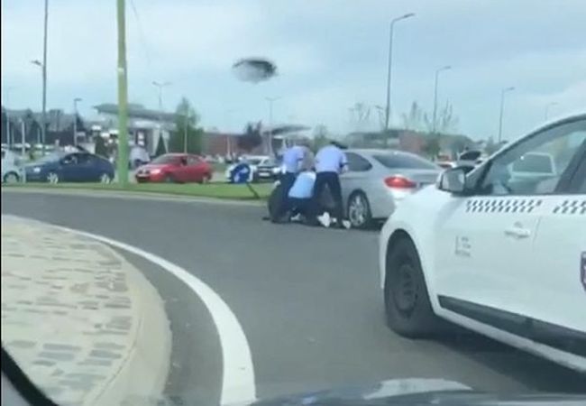 VIDEO Șofer pus la pământ, în trafic, de polițiști!