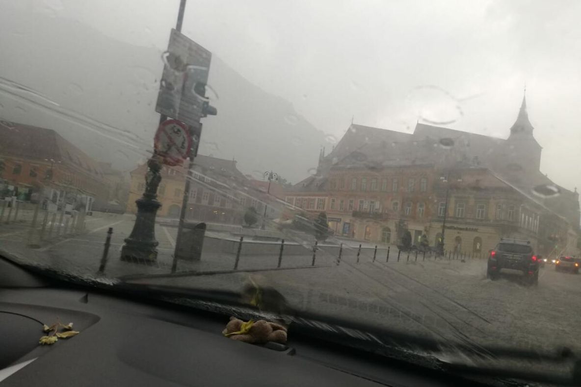 VIDEO O furtună de câteva minute a inundat străzile Braşovului