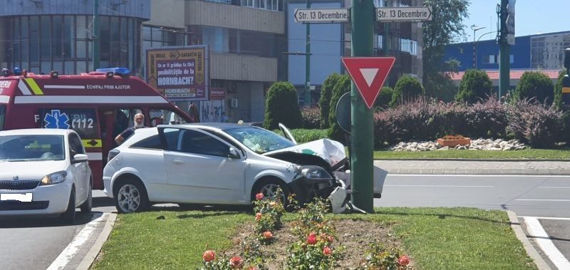FOTO Autoturism intrat în stâlp, la Făget!
