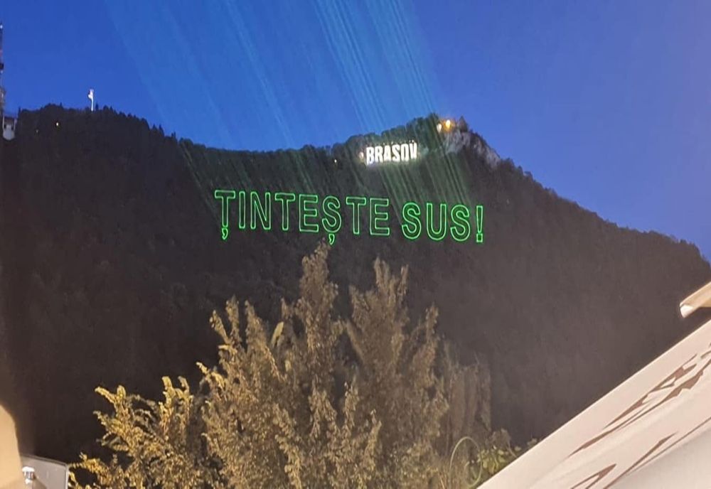 FOTO „Laser, frate!” Mesaje electorale, aseară, pe Tâmpa! Oamenii, îndemnați să producă schimbarea!