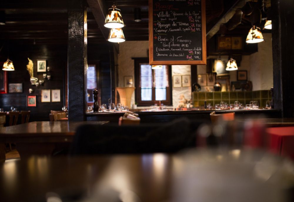 Azi se deschid restaurantele, cinematografele și sălile de spectacol. Cluburile și discotecile din interior vor rămâne închise