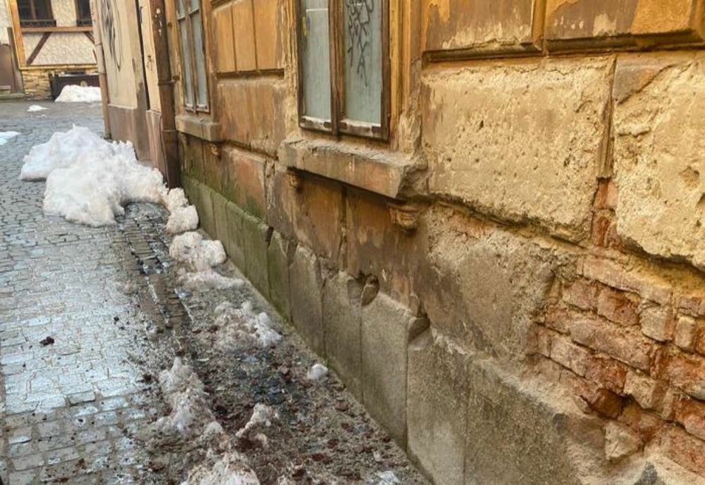 Amenzi de 5.000 de lei pentru doi proprietari care și-au lăsat în paragină clădirile!