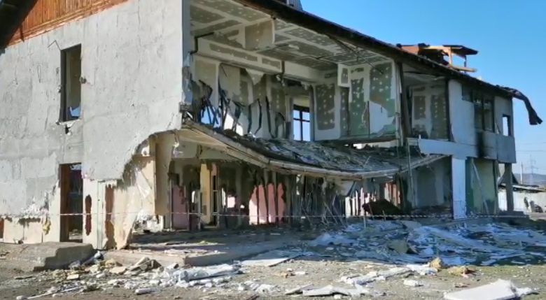 FOTO+VIDEO Plafonul unui centru social din Făgăraș s-a prăbușit