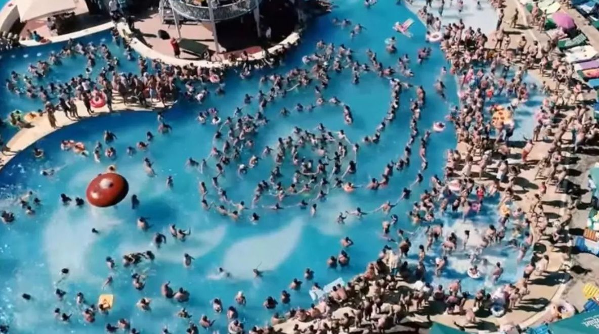 VIDEO Imagini fabuloase, horă în piscină cu 5.000 de oameni, la un complex din Brașov
