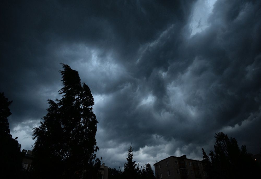 Ploi, descărcări electrice şi intensificări ale vântului, până sâmbătă dimineaţă