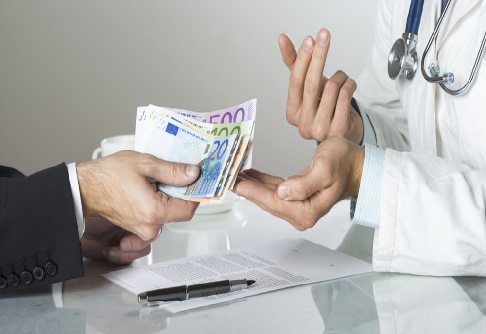 Medicul cardiolog braşovean acuzat că a luat mită 10.000 de lei a ieşit din închisoare!