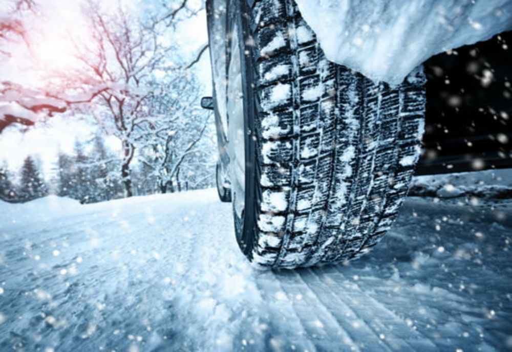 Polițiștii recomandă conducătorilor auto sa aibă montate la autovehicule anvelopele de iarnă