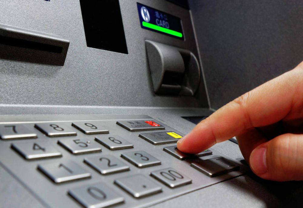 O nouă metodă de furt din bancomat șochează: umărul surferului. Cum sunt alese victimele?