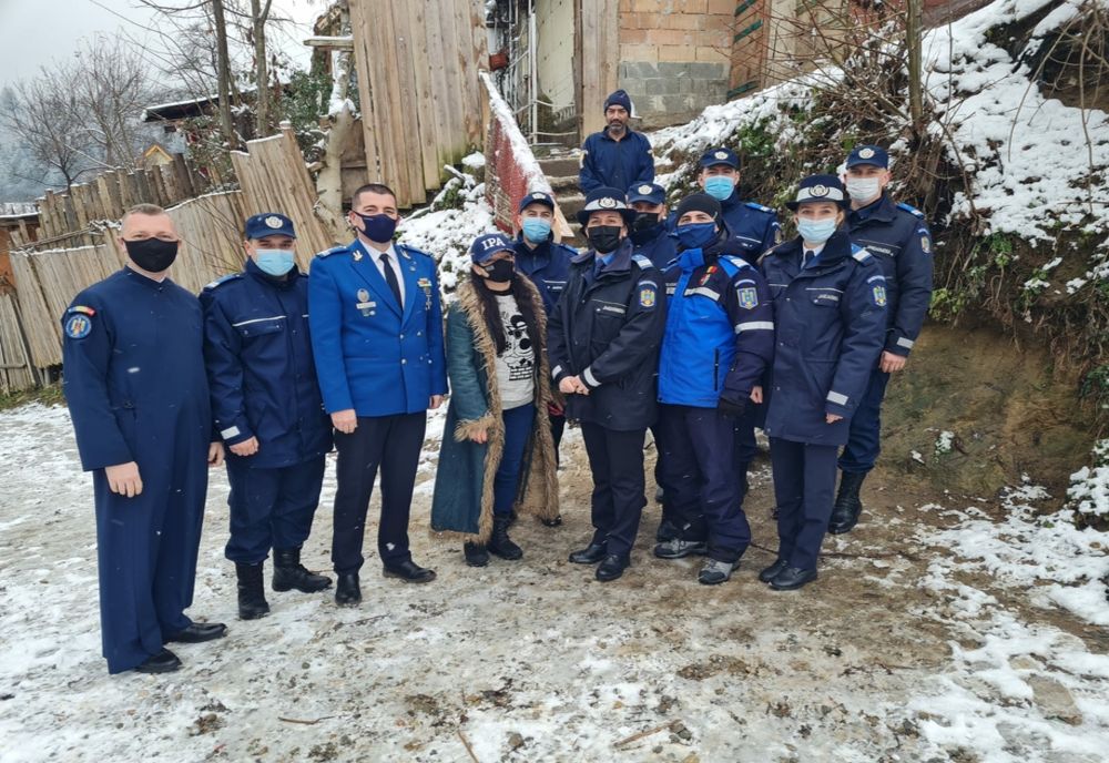 VIDEO Jandarmii brașoveni au făcut sărbătorile mai frumoase unei familii nevoiașe!