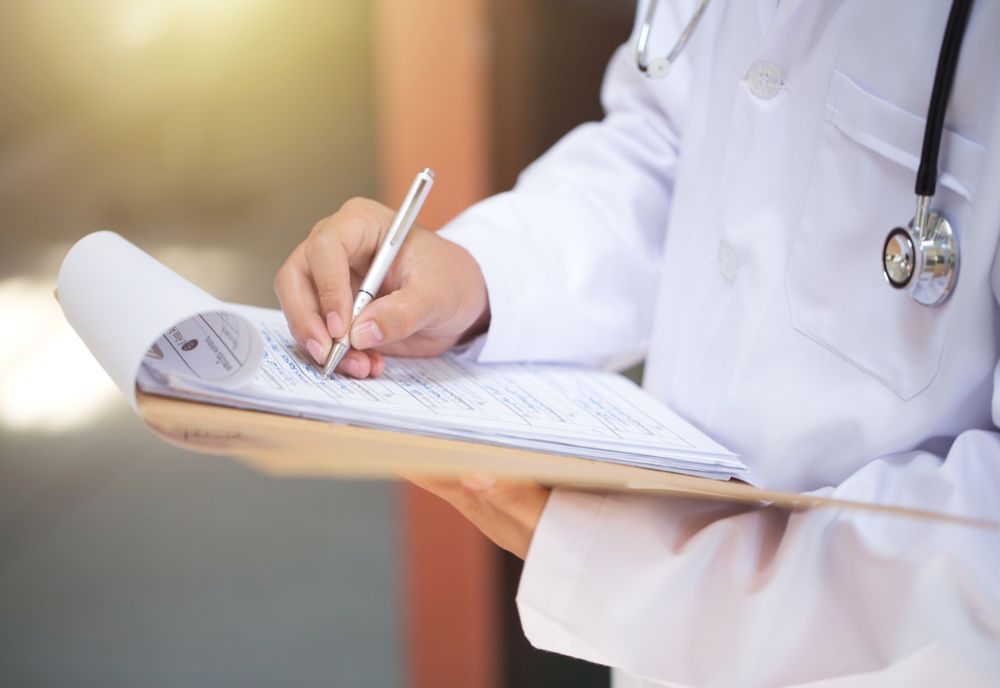 Românii care îngrijesc bolnavi de cancer vor putea beneficia de concediu medical