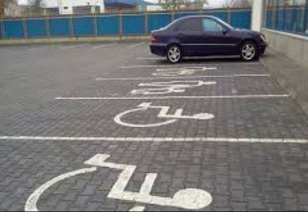 Amenzi de aproape 13.000 de lei pentru șoferii care parchează pe locurile destinate persoanelor cu handicap