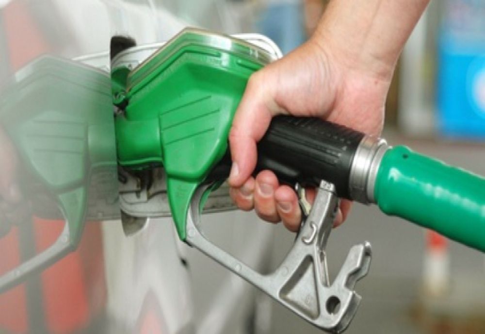 România întârzie să scadă prețul carburanților la pompă