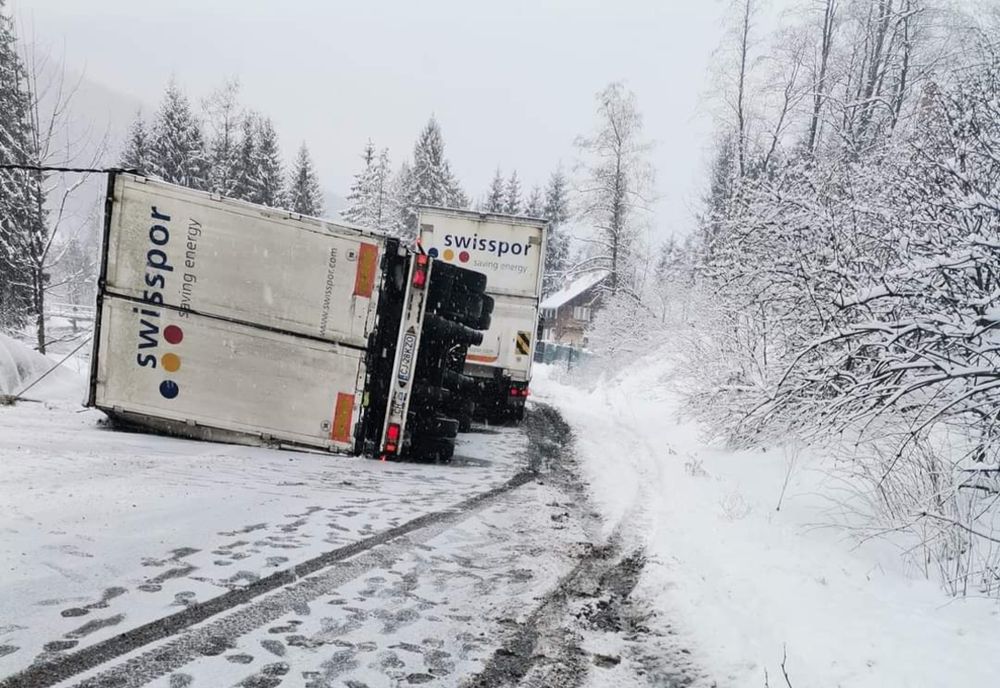 TIR răsturnat pe DN1A