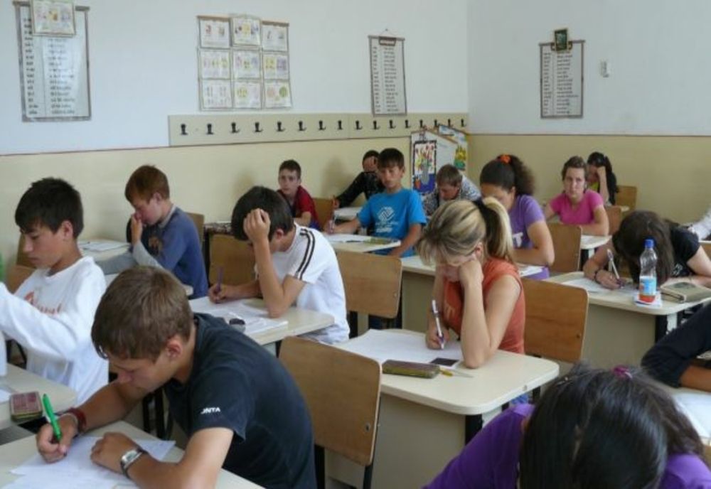 Elevii claselor a VIII-a încheie cursurile gimnaziului