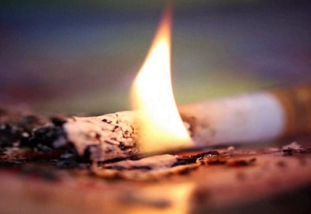 ATENȚIE unde aruncați ȚIGĂRILE! Fumatul, factor de risc de incendiu!