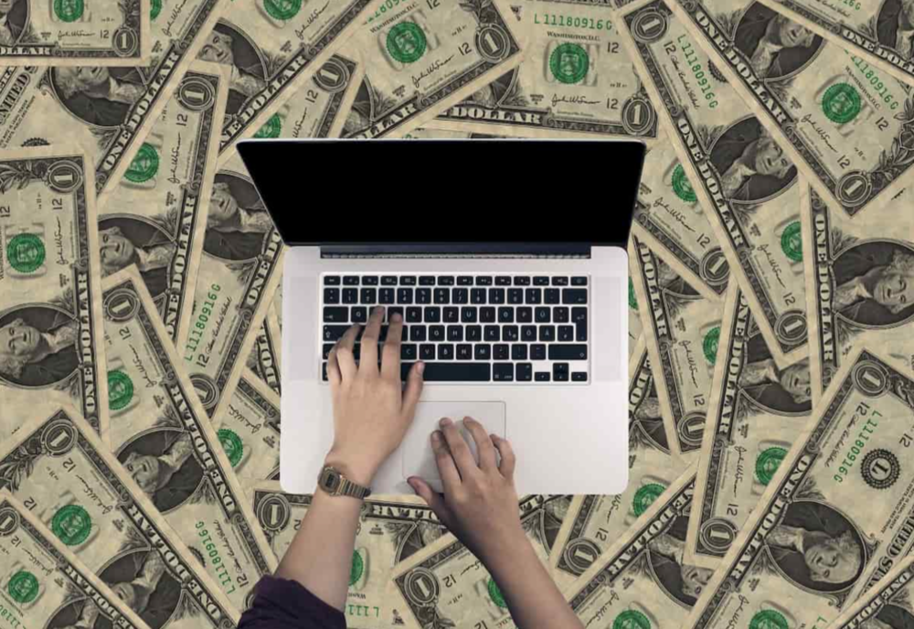 Românii, vizați de o nouă ÎNȘELĂTORIE. Cum te poți trezi cu un credit împovărător, fără să-l fi solicitat