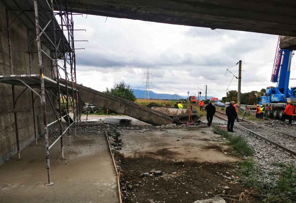 Aproape de tragedie! S-a surpat o grindă din pasajul spre Prejmer! 