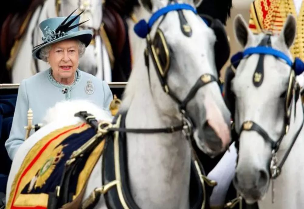 Povestea celor peste 5.000 de pălării ale Reginei. De ce le purta Elisabeta a II-a o singură dată - FOTO