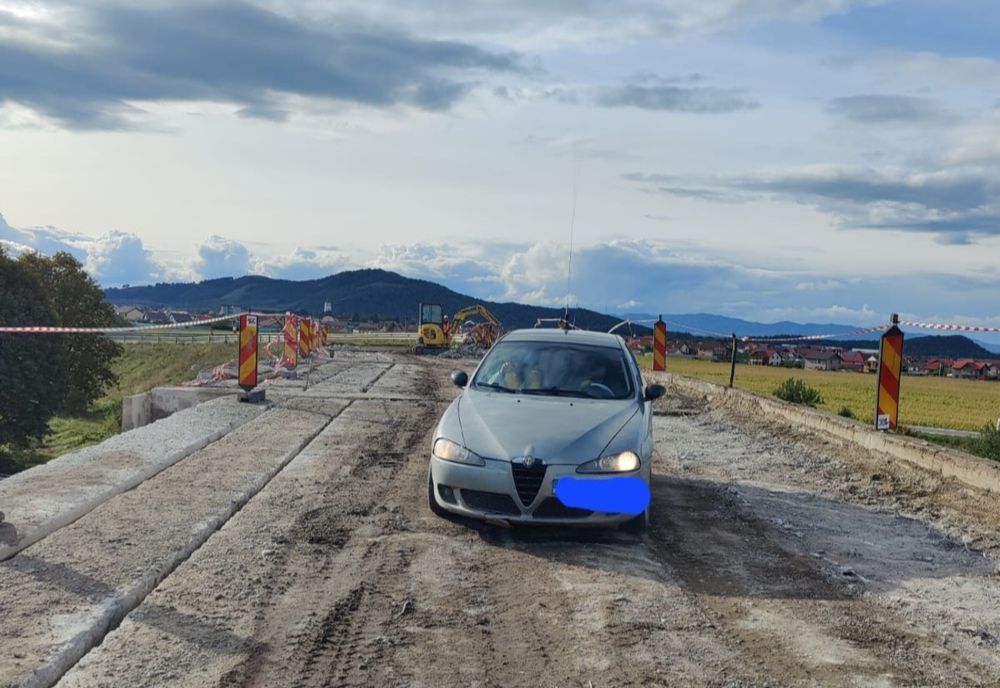 Cine este şoferul care a intrat cu maşina pe un pasaj închis circulației? Ce sancțiune a primit din partea polițiştilor?