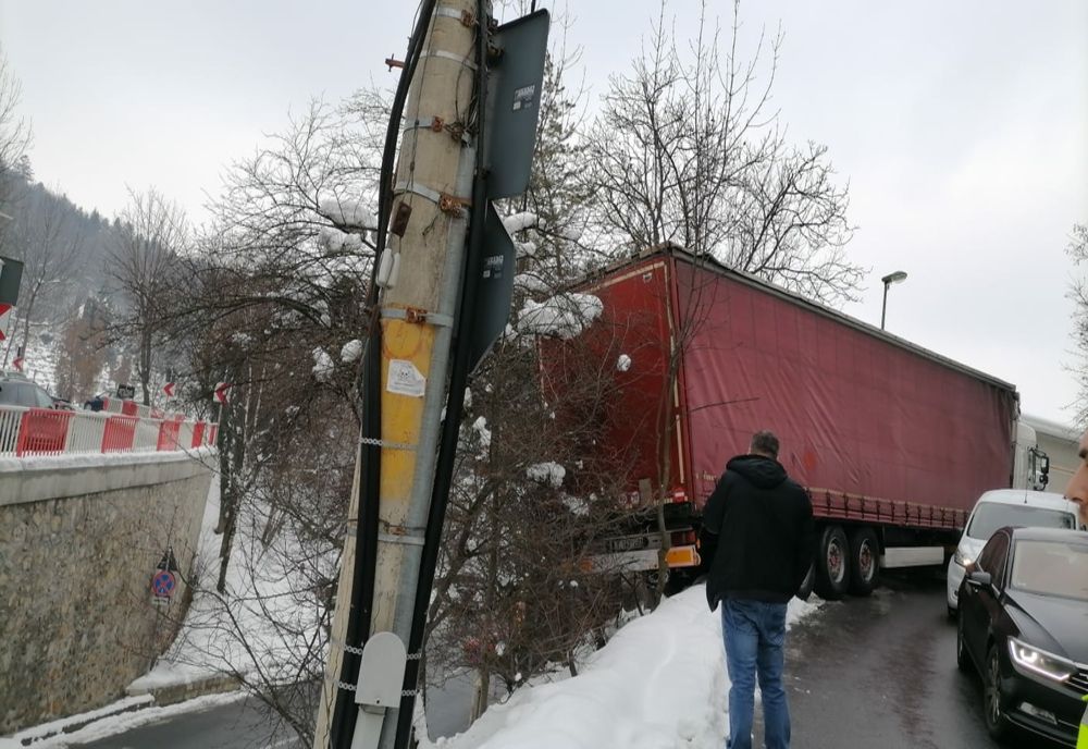 Un TIR "rătăcit" blochează o stradă din municipiul Brașov