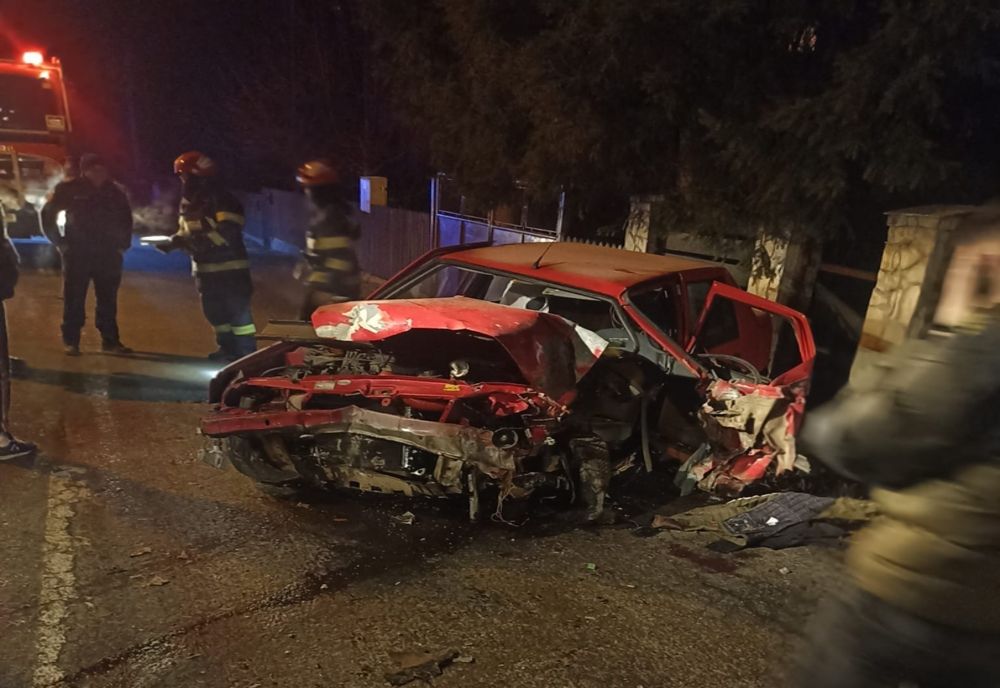 Tânăr în stare gravă după ce a intrat cu maşina într-un gard de beton!