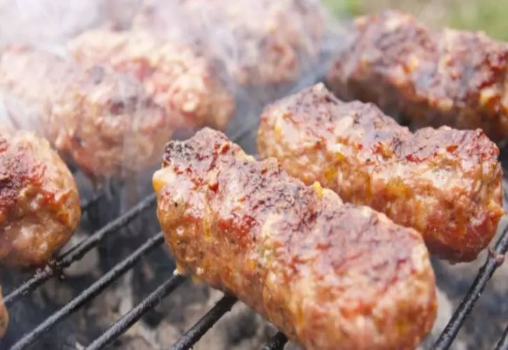 Câți mici mănâncă românii numai de 1 Mai - Puși cap la cap, micii consumați într-un an ajung până la Lună