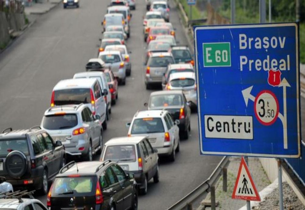 AGLOMERAȚIE ÎNTRE SINAIA ȘI BUȘTENI. POLIȚIA LE RECOMANDĂ ȘOFERILOR RUTE ALTERNATIVE