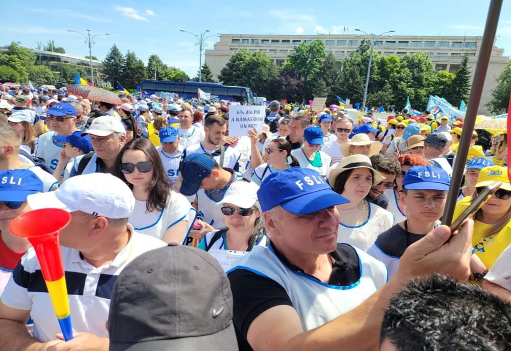 PROTESTELE PROFESORILOR RISCĂ SĂ PARALIZEZE ACTIVITATEA NOULUI AN ȘCOLAR. PREMIERUL BOLOJAN, REACȚIE HALUCINANTĂ: ”NU EXISTĂ MOTIVE REALE”