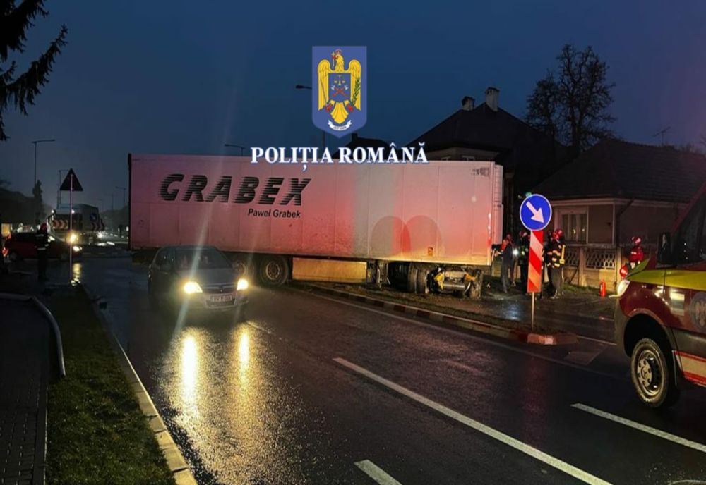 Trafic blocat pe DN1, la Făgăraș, din cauza unui TIR care a derapat