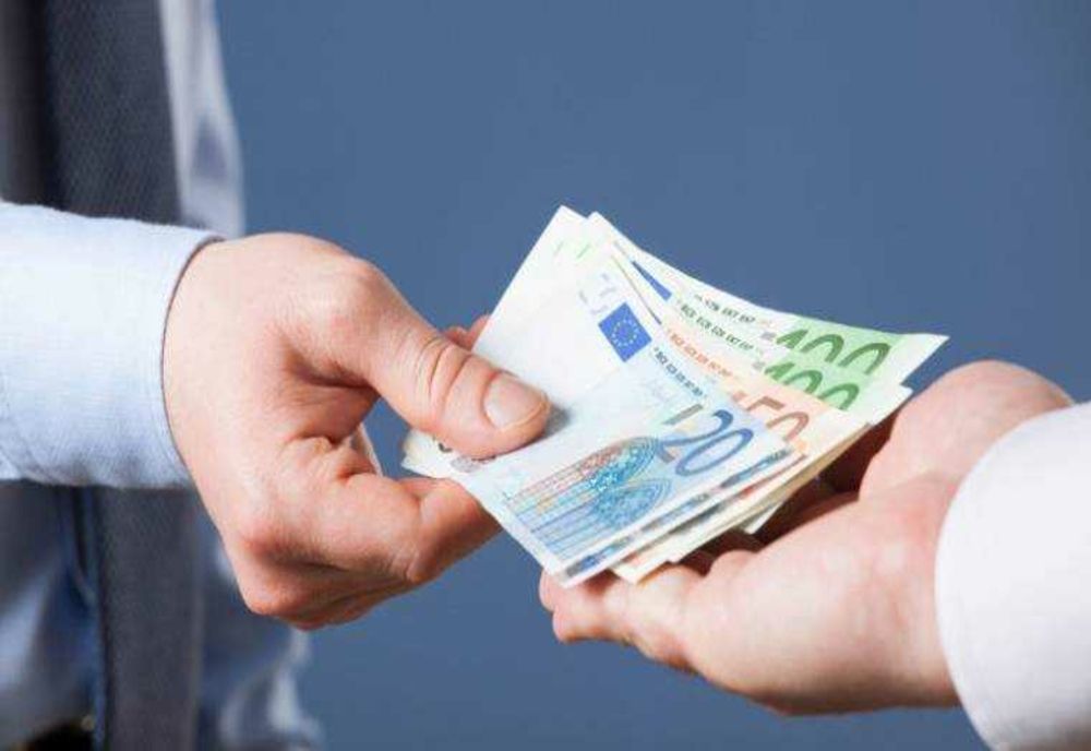 Leul pierde teren pe toate fronturile! Cât a ajuns euro, dolarul și francul elvețian. Aurul intră pe o pantă descendentă