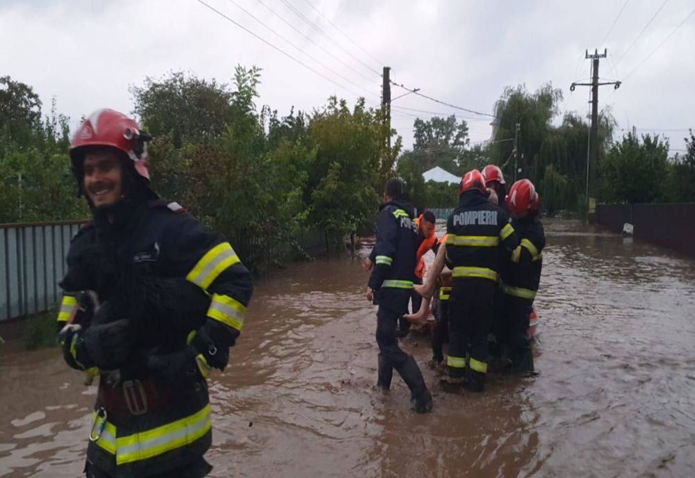 COD ROȘU DE PLOI TORENȚIALE ÎN GALAȚI ȘI VASLUI. DOI OAMENI AU MURIT ÎN URMA VIITURILOR LA GALAȚI 