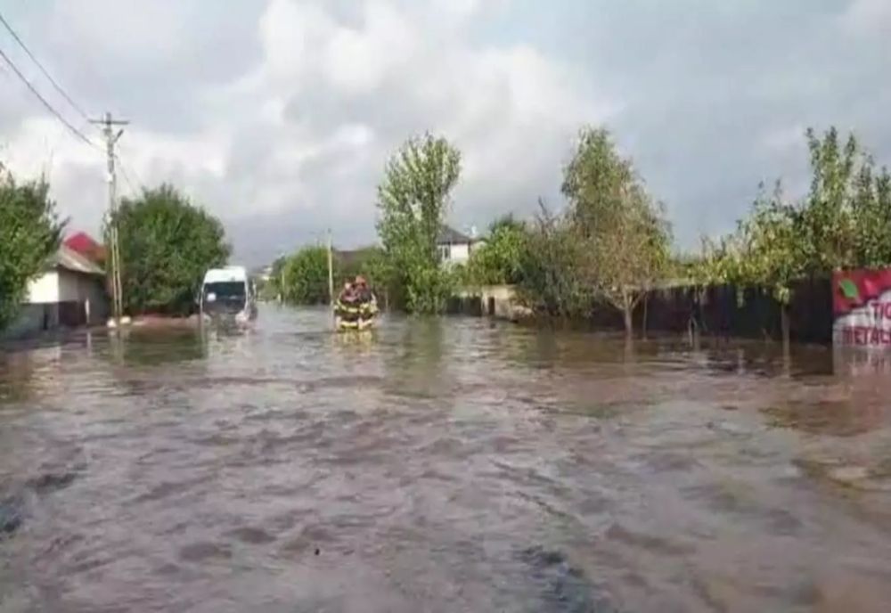 CULISELE STATULUI PARALEL. DEZASTRUL DIN MOLDOVA PUTEA FI EVITAT! BARAJE VECHI DE UN SECOL, BOMBE CU CEAS