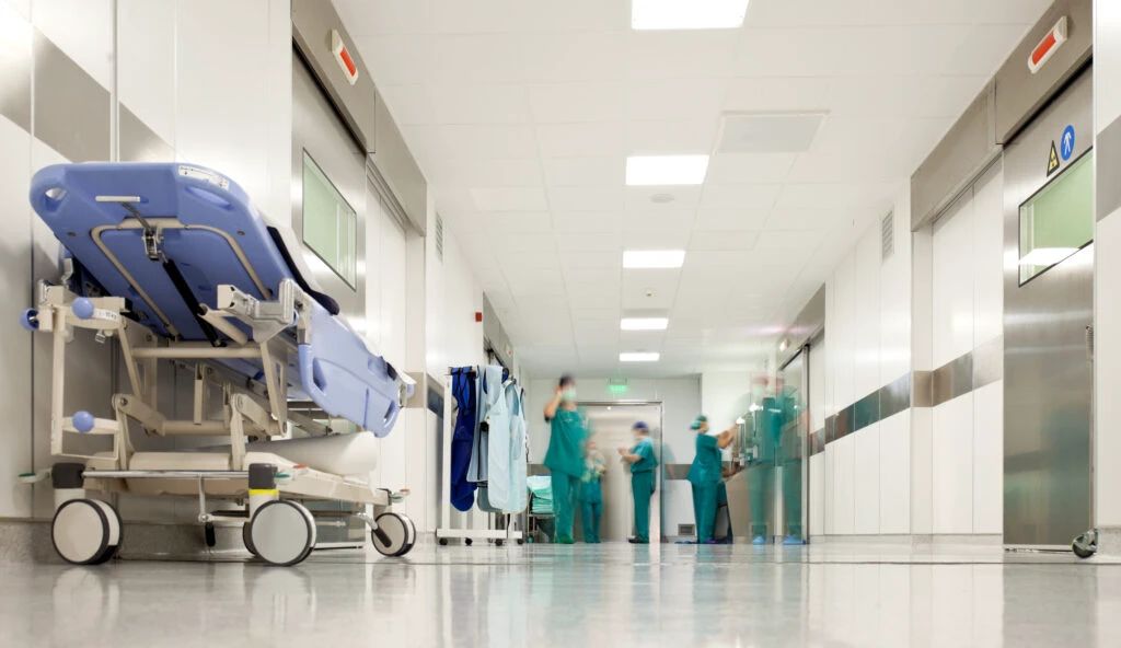 SPITALELE DIN ROMÂNIA – COȘMARUL DIASPOREI: BOLNAVI LĂSAȚI SĂ MOARĂ CU ZILE!