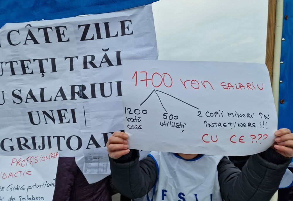 ÎNGHEȚAREA SALARIILOR ÎI SCOATE PE PROFESORI ÎN STRADĂ: „NE-AU TĂIAT SPORURILE, NE-AU TĂIAT INDEMNIZAȚIILE”