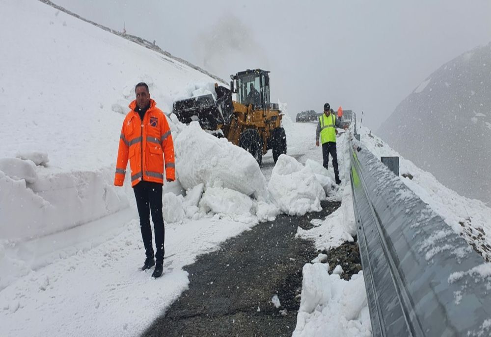 TRAFICUL RĂMÂNE ÎNCHIS PE TRANSALPINA