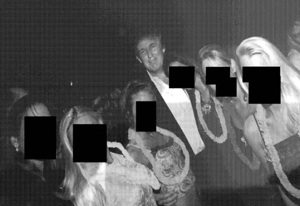 Fotografii noi de la domeniul Jeffrey Epstein: Trump apare înconjurat de femei, Clinton și Bannon sunt și ei în imagini