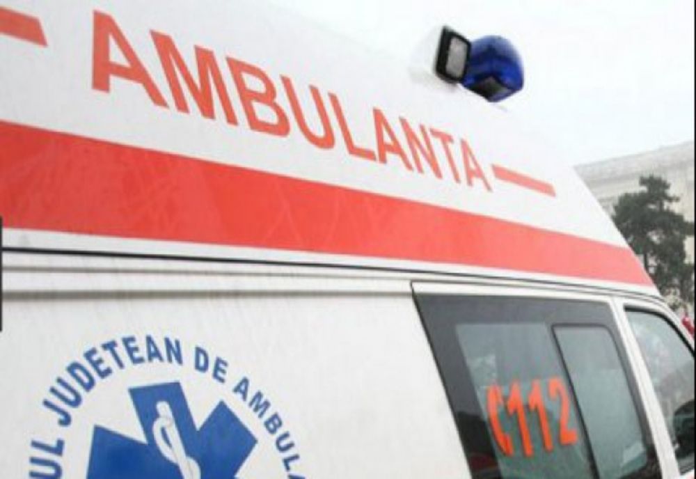Adolescentă rănită grav după ce a fost electrocutată pe o stradă din București. Un copac doborât de vânt a provocat incidentul