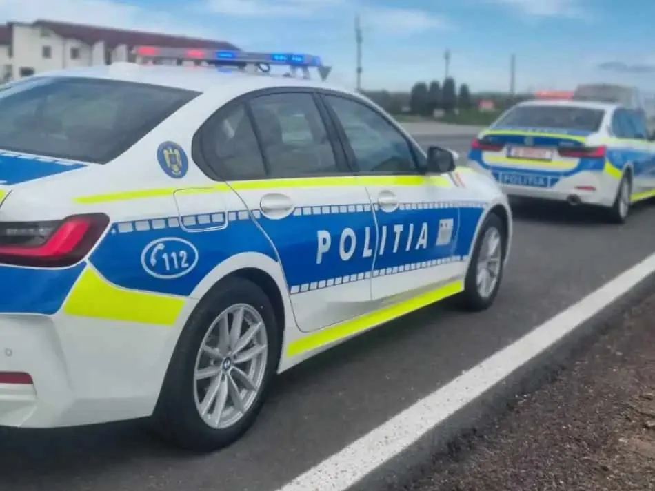 Adolescentă de 17 ani, arestată după ce ar fi atacat cu o bâtă un polițist aflat în misiune