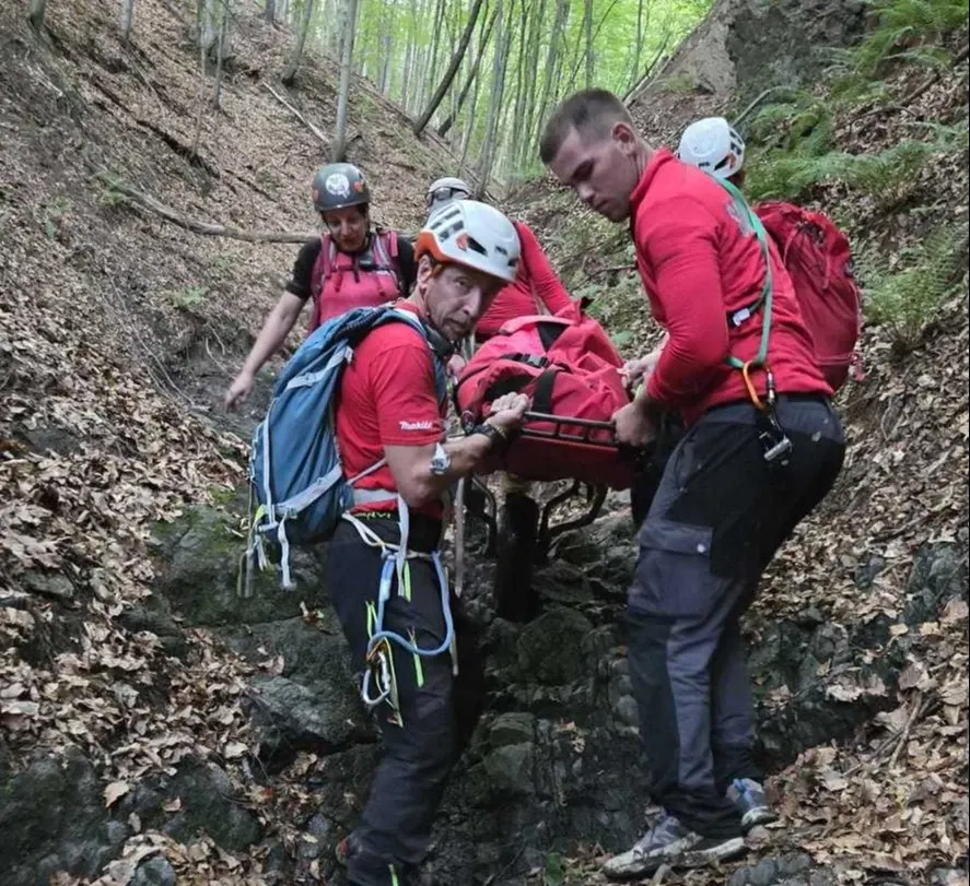 Un turist de 45 de ani a fost salvat de salvamontiștii din Zărnești după ce a căzut aproximativ 10 metri