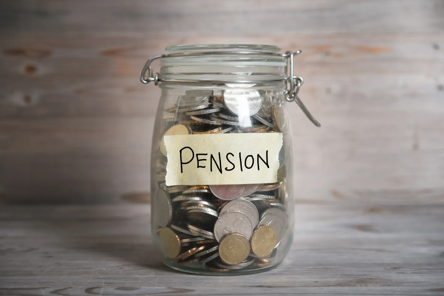 Românii își pot mări pensia la bursă. Legea care elimină taxele pe câștig a trecut de Parlament