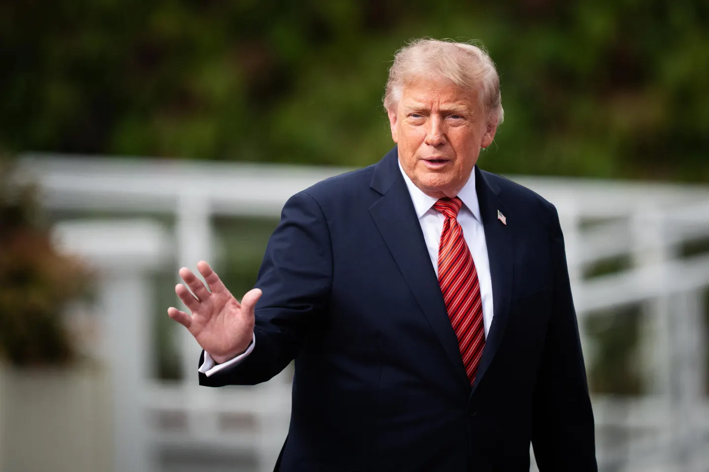 Trump renunță la taxarea hârtiei igienice canadiene, dar lovește alte produse. Ce intră în vizorul SUA