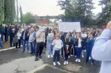 Greva spontană la Carfil Brașov. Angajații cer salariile restante VIDEO 